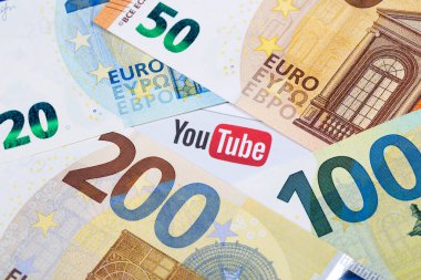 Varşova, Polonya - 13 Haziran 2022: Avrupa parasının YouTube logosu - Euro