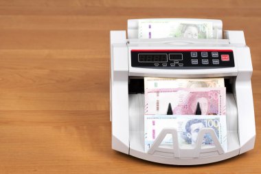 Peru parası - Tabanları sayma makinesinde