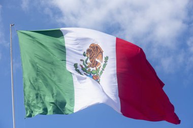 Meksika bayrağı mavi gökyüzüne karşı Playa del Carmen, Meksika.