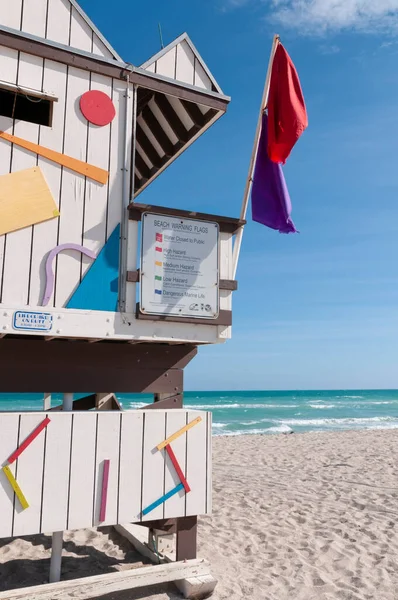 Vízimentő Állomás Miami Beach Figyelmeztető Zászlókkal Tengerparton Florida Usa — Stock Fotó
