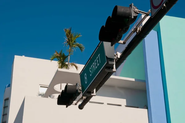 Вуличний Знак Вулиці Пляжі Маямі Світлофором Задньому Плані Міських Будівель — стокове фото