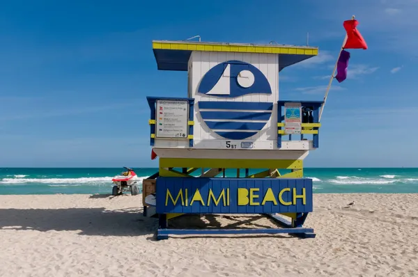 Egy Közeli Kép Egy Strandőr Állomás Zászlókkal Szöveg Miami Beach — Stock Fotó