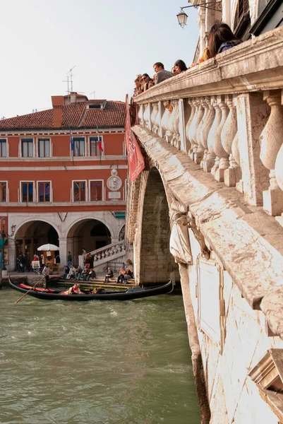 Famous Rialto Bridge Gondola Grand Canal Venice Tourists Cross Sunny — Stock Photo, Image