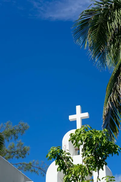 Cruz Blanca Contra Cielo Azul Con Palmeras Tropicales Playa Del — Foto de Stock