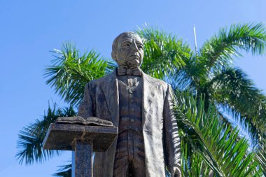Meksika 'daki Cozumel, Plaza del Sol adasının ana meydanındaki Benito Juarez' in bronz heykeli.