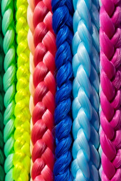 Renkli sentetik saç örgüleri ve uzantıları. Renkli saç stili. Güzellik salonu