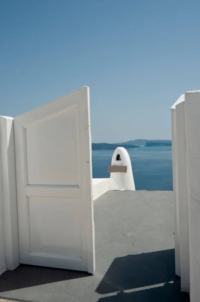 Weiße Holztür Mit Blick Auf Das Mittelmeer Dorf Oia Griechenland — Stockfoto