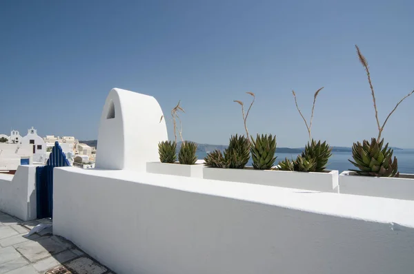 Типичный Пример Белой Архитектуры Против Голубого Неба Острове Санторини Греция — стоковое фото