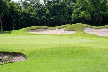Meksika 'da kum sığınakları olan bir golf sahası.