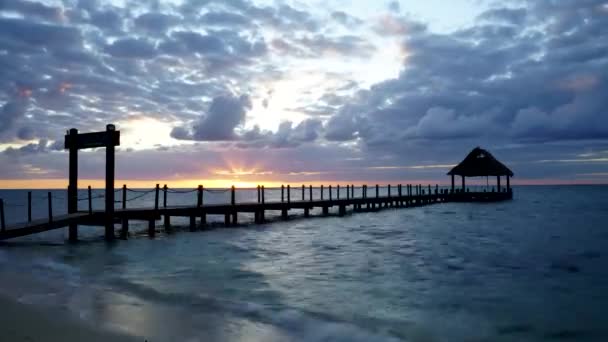 Playa de Cozumel puesta de sol con muelle junto al mar — Vídeos de Stock