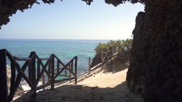 Cave in the rocks in front of the tropical sea — Stock Video