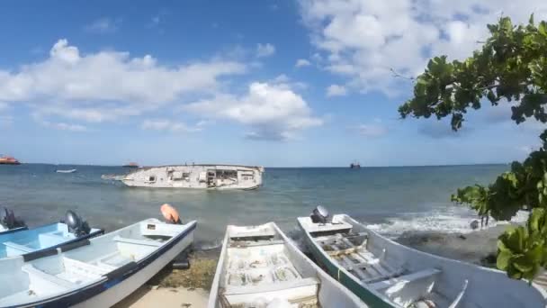 Barcos de lapso de tempo ancorados na praia Time-lapse — Vídeo de Stock
