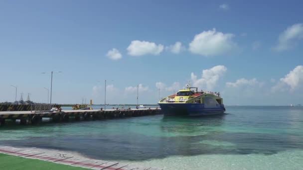 Avgång Färjepassagerare från Isla Mujeres. — Stockvideo