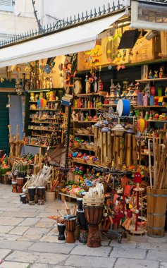 Yunanistan 'ın tarihi Kerkira (Korfu) merkezinde geleneksel oyuncaklar ve el sanatları sergisi. Dikey Ekran