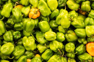 Halka satılacak küçük yeşil biberlerden oluşan yakın plan bir fotoğraf. Satılık yeşil jabanero biberleri.
