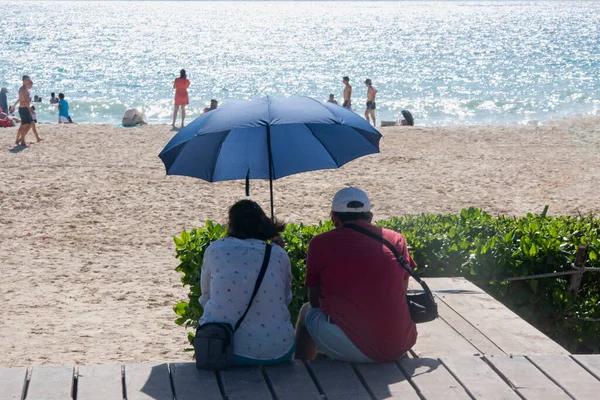 Ein Lateinamerikanisches Touristenpaar Beobachtet Die Karibik Vom Strand Aus Während — Stockfoto
