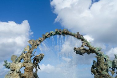 Cozumel, Meksika 'nın merkezinde mavi gökyüzüne karşı iki dalgıçla birlikte bronz heykel.