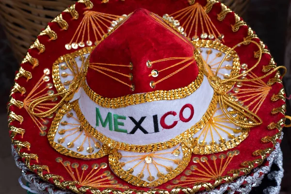 Zbliżenie Meksykańskiego Sombrero Napisem Meksyk Sprzedaż Dla Turystyki Jako Pamiątka — Zdjęcie stockowe