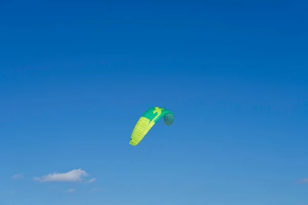 Een Lage Hoek Uitzicht Van Vlieger Vliegen Tegen Heldere Blauwe — Stockfoto