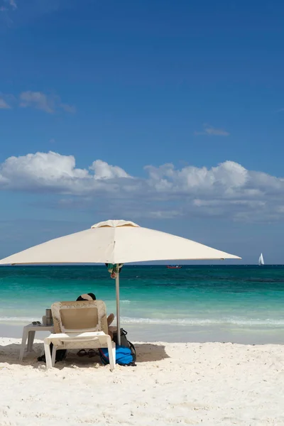 Vista Trasera Turista Sentado Una Tumbona Playa Contra Cielo Azul — Foto de Stock