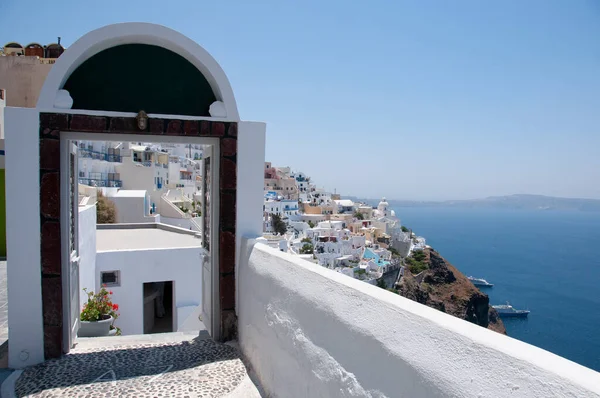 Otevřené Přední Dveře Výhledem Vesnici Santorini Egejské Moře Řecko — Stock fotografie