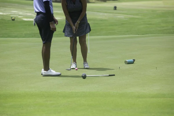 Una Mujer Madura Con Instructor Practica Campo Golf México — Foto de Stock