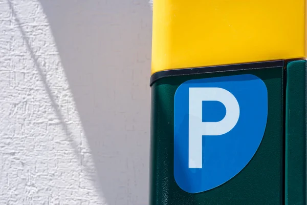 Yeşil, mavi ve sarı parkmetre sembolünün yakın plan ayrıntıları.