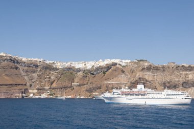 Santorini adasının Calera kayalıkları Yunanistan 'daki yolcu gemileri tarafından denizden görüldü
