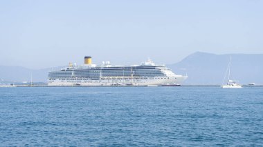 Yaz mevsiminde Akdeniz limanında gemi turu.