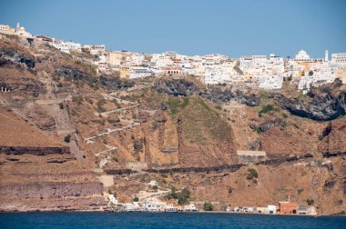 Santorini adasının Athinios feribot limanından ve Thira köyünden görüntüler