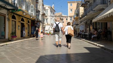 Yunanistan 'ın Kerkyra kentinin tarihi merkezinde gezinen turist bir çiftin arka plan görüntüsü