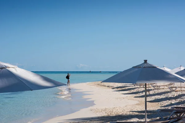 Білі Парасольки Відкриваються Тропічному Пляжі Турист Задньому Плані Приймає Селфі — стокове фото