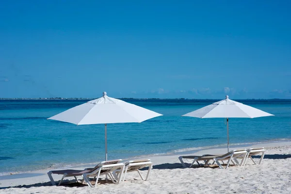 Issız Plajlar Beyaz Şemsiyeli Güneşli Yataklı Isla Mujeres Meksika Karayipleri — Stok fotoğraf