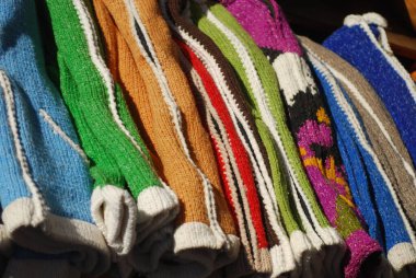 Satılık çeşitli renkli kış renklerinin kış başlıkları