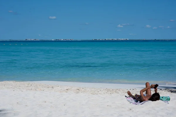 Genç Bir Kadın Meksika Issız Bir Adanın Kumsalında Dinleniyor — Stok fotoğraf