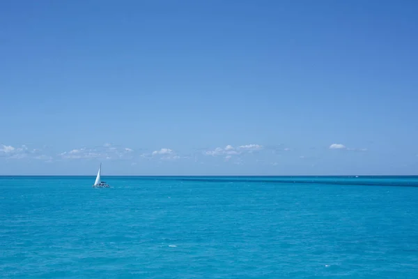 Veleiro Mar Nos Trópicos Contra Céu Azul Dia Verão Viagens — Fotografia de Stock