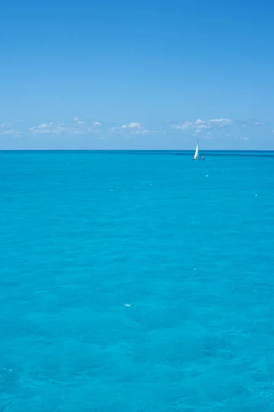 Plachetnice Obzoru Křišťálově Čistém Tropickém Moři Proti Modré Obloze Letního — Stock fotografie