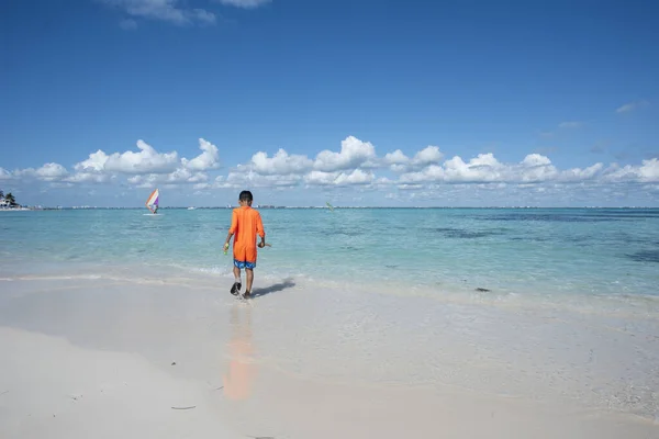 Child Playing Tropical Beach Isla Mujeres Sea Summer Vacation Mexico — Stock Photo, Image