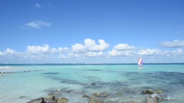 Horizontal Video Surfer Passes Slowly Tropical Beach Isla Mujeres Mexico — Stock Video