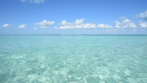 Mar Cristalino Uma Ilha Tropical Contra Céu Azul México — Vídeo de Stock