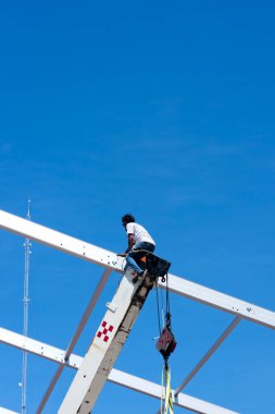 Yetenekli bir işçi, bir vincin üzerinde Meksika 'da çatı şebekesi kuruyor.