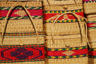 Şili 'de bir açık hava mağazasında satışta olan hasır spor çantaları