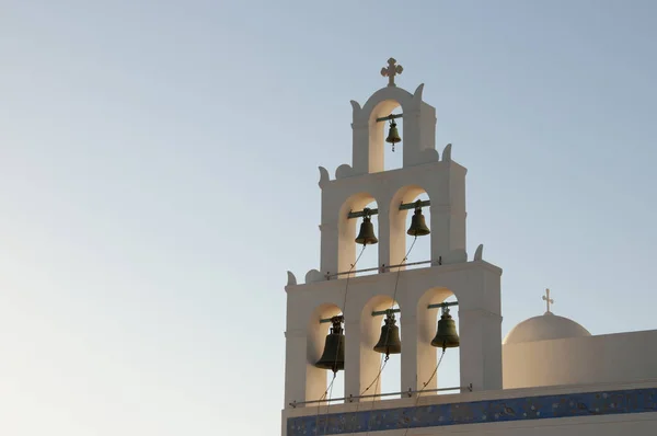 Närbild Ett Klocktorn Santorini Grekland Vid Solnedgången — Stockfoto