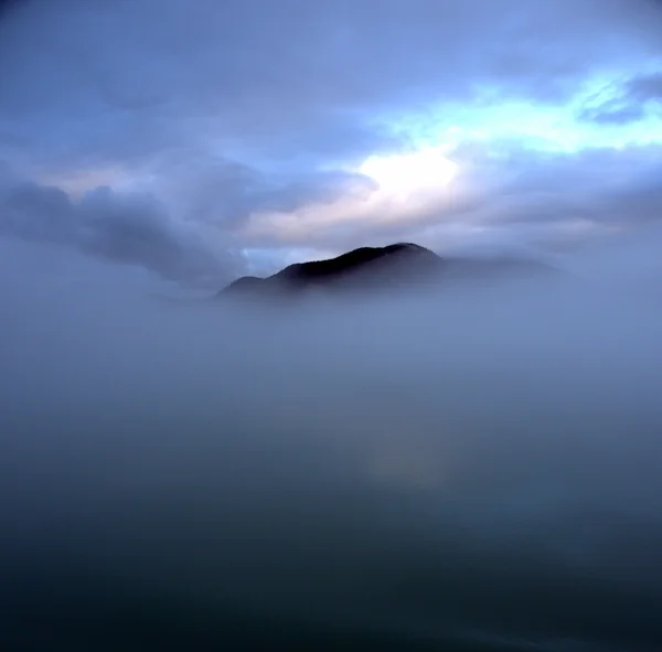 REVELACIÓN... Alaska, un vistazo a través de la niebla — Foto de Stock