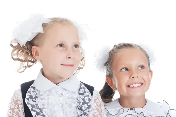 Dos colegialas sonrientes mirando hacia arriba — Foto de Stock