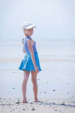 küçük kız bir çizgili yelek ve şapka