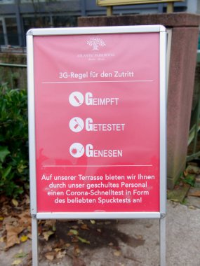 Tabela, Covid 'in tükürük testlerinin restorana girmek isteyen aşılanmamış müşterilere önerildiğini gösteriyor. Baden-Wuerttemberg, Almanya.