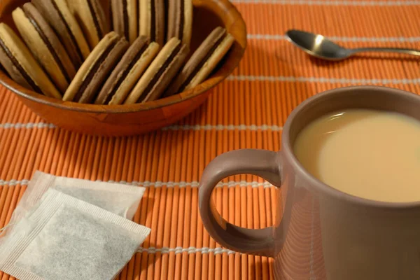 Коричневий Кухоль Молочним Чаєм Бамбуковою Мискою Наповненою Печивом Двома Чайними — стокове фото