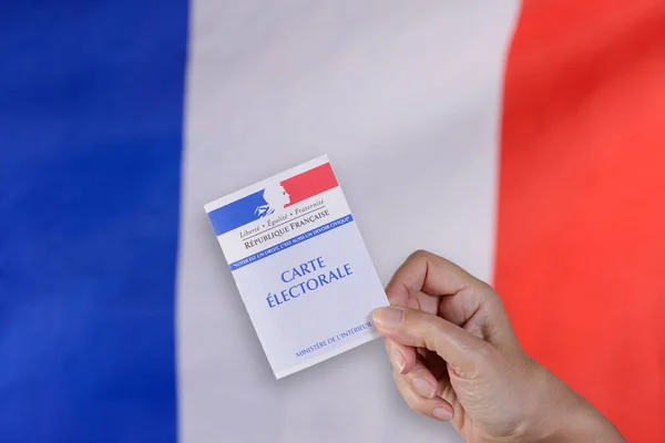 Ένα Γυναικείο Χέρι Γαλλική Κάρτα Ψηφοφορίας Γαλλική Εθνική Σημαία Τρίχρωμου — Φωτογραφία Αρχείου