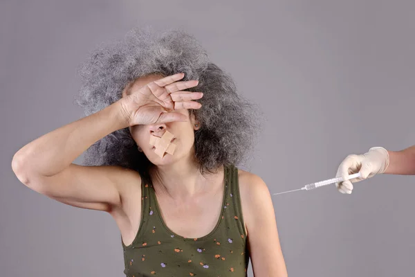 Μια Γυναίκα Αυτοκόλλητο Επίδεσμο Που Καλύπτει Στόμα Της Πρόκειται Εμβολιαστεί — Φωτογραφία Αρχείου